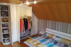Schlafzimmer- Dachschrägeschrank von innen mit Kleiderlift