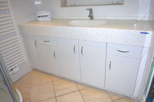 Hotel- Waschtischanlage (Möbel eigene Fertigung), mit Waschtischplatte in Mineralwerkstoff