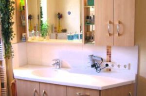Badezimmermöbel mit 3D-Spiegelschrank in Fronten Apfel foliert mit Waschtischplatte mit nahtlos eingebautem Becken in Mineralwerkstoff