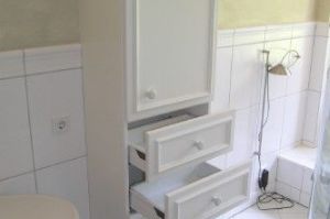 Badezimmerschrank mit Stil- Weißlackfronten