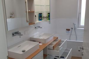 Modernes Badezimmermöbel mit praktischen Innenladen u.a.