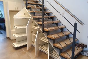 Maßgefertigte Garderobe Treppenschrankanlage in Weißlack Ral9010, 0,9 Meter Übertief! , über Auszugtabelare ideal zu nutzen.
