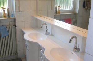 Badezimmermöbel mit Rundfronten in weiß hochglanz lackiert, mit Doppelbecken WT-Platte in Mineralwerkstoff