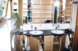 Badezimmermöbel mit Spiegelschrank- Überbau in Rundkantenfronten HPL Apfel ,... von innen!!