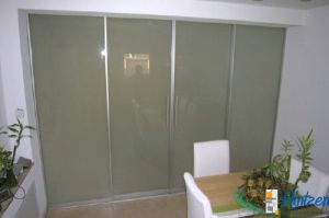 Gleittüren- Raumteiler in Alu- A17 mit Mattglas verglast