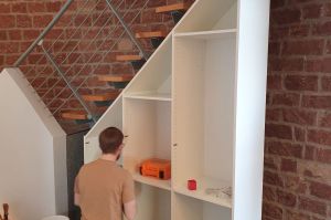 Treppenschrank in Loftwohnung in Weißlack während Aufbau