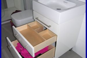 Badezimmer- Unterschrank in Brilliantglanz weiß mit Aufsatzwaschtisch,  modern puristisch und Vollholzladen