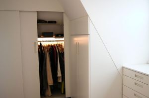 Dachraumausbau als Bekleidungszimmer in MDF-Weißlack,...LED- Innenbeleuchtung mit Sensorschalter