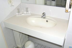 Hotel- Waschtischanlage mit Nischen- Waschtischplatte in Mineralwerkstoff