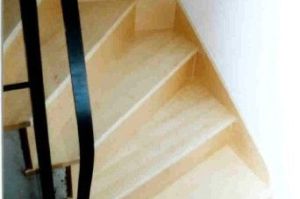 Treppen- Stufenrenovierung, Tritt und Setzstufen sowie Seitenwange in Ahorn massiv
