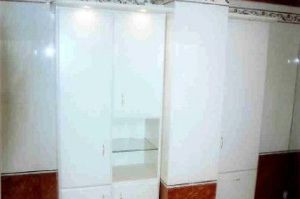 Badezimmer Hängeschränke mit profilierten MDF- Fronten in MDF- Weißlack L+R des Kamins