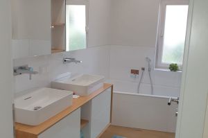 Modernes Badezimmermöbel in weiß Brillianzglanz mit Eiche massiv "Verkofferung" in Trapezoptik