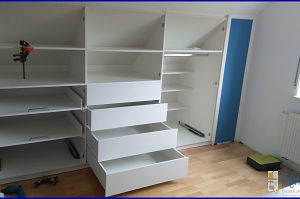 Kniestockschrank mit TipOn Fronten in der Aufbauphase