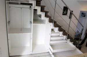 Maßgefertigter Treppenschrank in der Aufbauphase