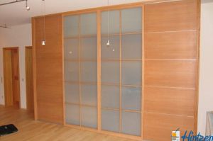 Gleittüren- (Schrank)anlage, Modell Buche H60 Mattglas, mit Aufsatz- Kreuzsprossen. Vollblatt- Gleittüren Buche mit Alu- Zierlisenen R+L