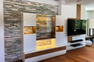 Modern puristisches Wohnzimmer- Vitrinemöbel in weiß Brilliantglanz komb. Wildeiche nach Farbmuster des Boden farblich gebeizt