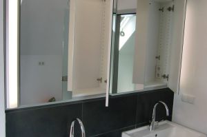 Badezimmer- Spiegelschrank als passgenauer Einbau in der Wandnische ,... von innen!!