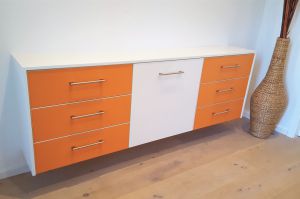 Garderobe- Highboard mit "Gehäuseverkofferung" in weiß Hochglanz / Orange