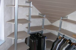 Begehbares Ankleidezimmer als Alustollen- System mit dem Raum speziell angepasster Holzeinrichtung Dekorplatte in Eiche graubraun