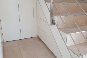 Platz schaffender Treppenschrank nach Maß, auch für schwer zugängliche Örtlichkeiten, in Fronten Weißlack Ral 9016