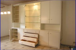 Wohnzimmerschrank mit profilierten Fronten in MDF- Weißlack