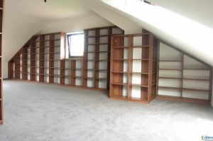 Bibliotheken / Bücherregal- Anlage in Holzdekor Zwetschge, tls in der Schräge