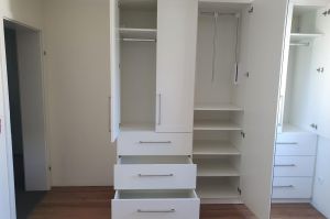 Schlafzimmerschrank mit Kassettenfronten