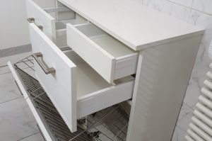 Badezimmerschrank in weiß Brilliantglanz mit viel Stauraum über Körbe und Laden