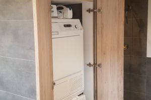 Badezimmer- Nische Waschmaschinenverkleidung in moderner HPL- Eiche Ast und Rissholzoptik