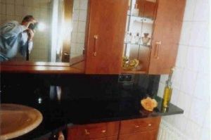 Badezimmermöbel in Rundkantenfronten HPL Kirsch belegt ,... Vitrineteil hinterspiegelt !!