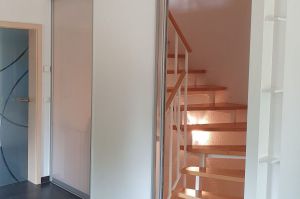 Treppenhaus- Raumteiler mit Alu- Gleittüren mit Mattglasfüllung L+R, und Füllung Dekor weiß matt in der Mitte