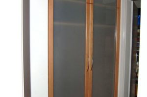 Garderobe- Einbauschrank in Türfries Buche massiv mit Mattglas- Füllungen und Innenkorpus in Buche Massivholz