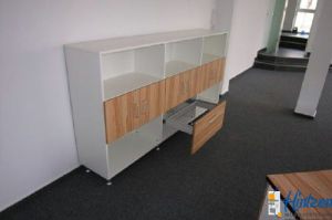 Büro- Schreibtischanlage in Kernbuche- HPL belegt, dazu passender Hängeregister- Auszugschrank