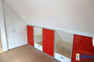 Gleittüren Alu A17, Füllung Glas rückseitig rot lackiert mit Kniestock- Einbauschrank im Dekor weiß / Ahorn furniert