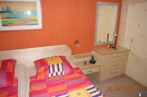 Individuell gefertigte Bettanlage mit Nachttischanlage in Ahorn (als komplette Raumlösung zu den Schränken)