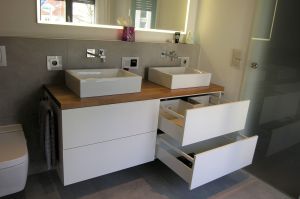 Modern puristisches Weißlack- Badezimmermöbel in Griffloser Ausführung TipOn, mit Innensteckdosen