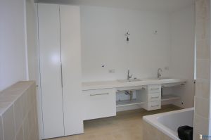 Badezimmerschrank und Waschtischplatten- Anlage in puristischer Art MDF- Weißlack