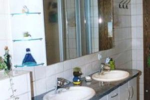 Badezimmermöbel in Rundkantenfronten HPL weiß struktur belegt mit Waschtischplatte in HPL Granitblau belegt