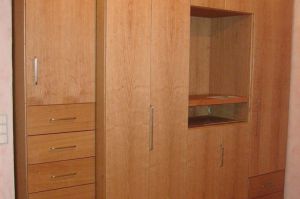 Falttürenschränke in Kirschbaum furniert (rechter Schrank)