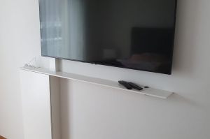 Zierlicher TV- Unterbau mit Deckplatten- und Türchen in "Linienoptik 10mm"