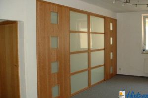 Gleittüren- Raumteiler als Holzrahmen H60 Kirsche verglast und Volltürblätter in Kirsche furniert kombiniert