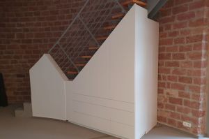 Treppenschrank für Loftwohnung mit Stauraum- Nische in der Tiefe