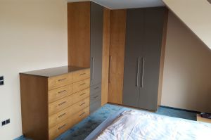 Schlafzimmermöbel in Eiche astig Echtholz furniert, mit Fronten in MDF Olivbraun in Kombination (rechte Wand)