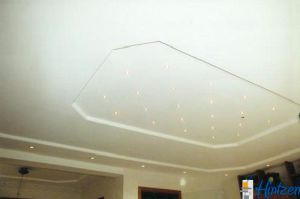 Exklusive Wohnzimmerdecke mit "Sternenhimmel" in verschiedenen "Höhen und Beleuchtung- Ebenen" nach Eigenentwurf für unseren Kunden