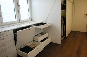 Dachraumausbau als Ankleidezimmer in MDF-Weißlack,  Gürtelschubladen, Wäscheklappe, und versch. große Schubladen