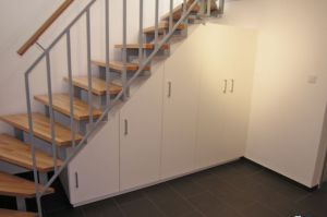 Ideal genutzte Treppennische!! ,... angepasster Schrägenschrank in weiß matt