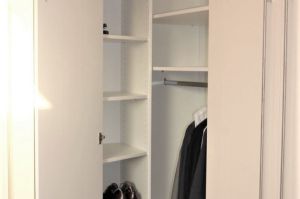 Schlafzimmer- Einbauschrank in Senosan Creme Brilliantglanz - 45° Ecke (als komplette Raumlösung an drei Zimmerwänden)