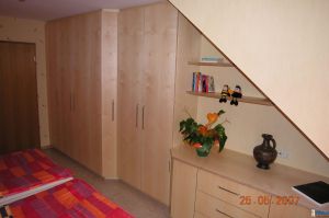 Schlafzimmer- Einbauschrank mit Relinggriffen in Ahorn furniert (als komplette Raumlösung zu unserer Bettanlage)