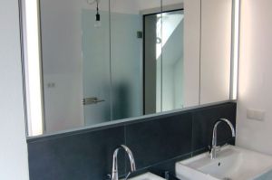 Badezimmer- Spiegelschrank als passgenauer Einbau in der Wandnische in optischer Einheit mit den Wandfliesen  (Fliesen oben fehlen jedoch noch)