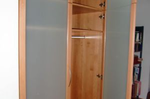 Garderobe- Einbauschrank in Türfries Buche massiv mit Mattglas- Füllungen und Innenkorpus in Buche Massivholz